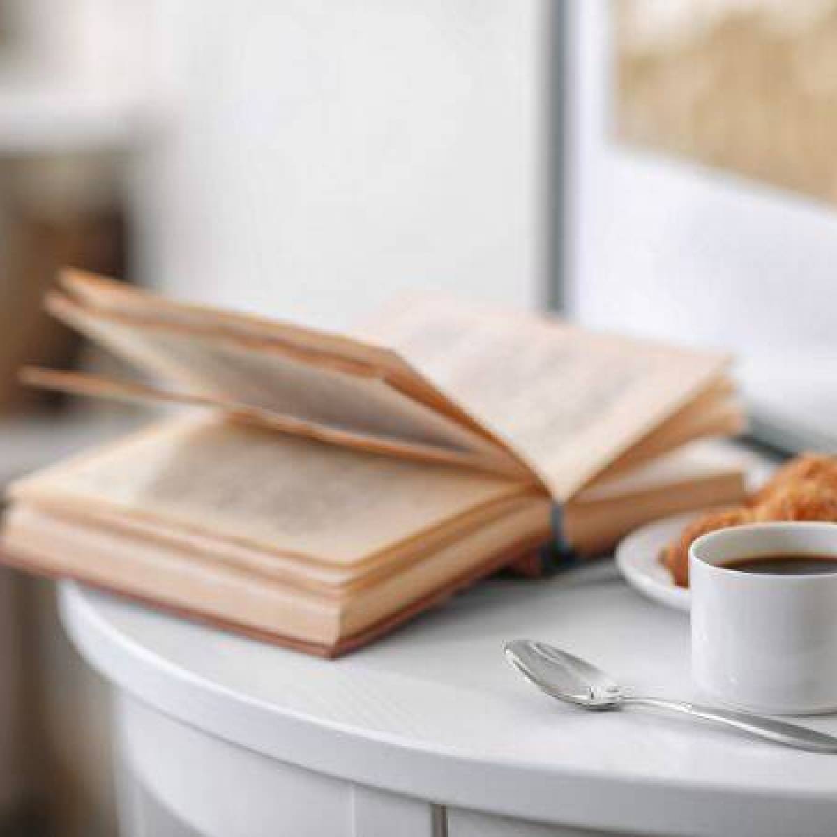Dlaczego warto wybrać stolik kawowy z blatem ze spieku kwarcowego?